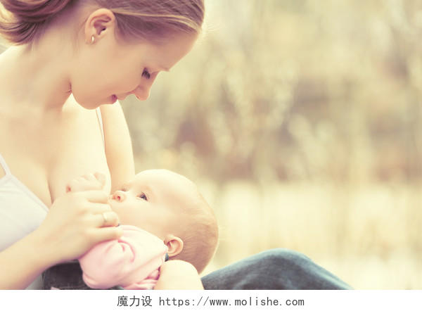 母乳喂养母亲喂养她的孩子在户外活动在公园的性质